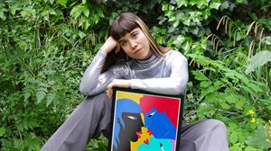Natalia Lisinicchia, autora del cartel, junto a su obra