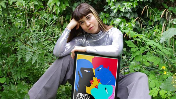 Natalia Lisinicchia, autora del cartel, junto a su obra