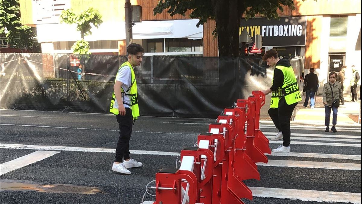 Sabino Arana kalea itxita dago eta segurtasun neurriak ezarri dituzte. Argazkia: EITB