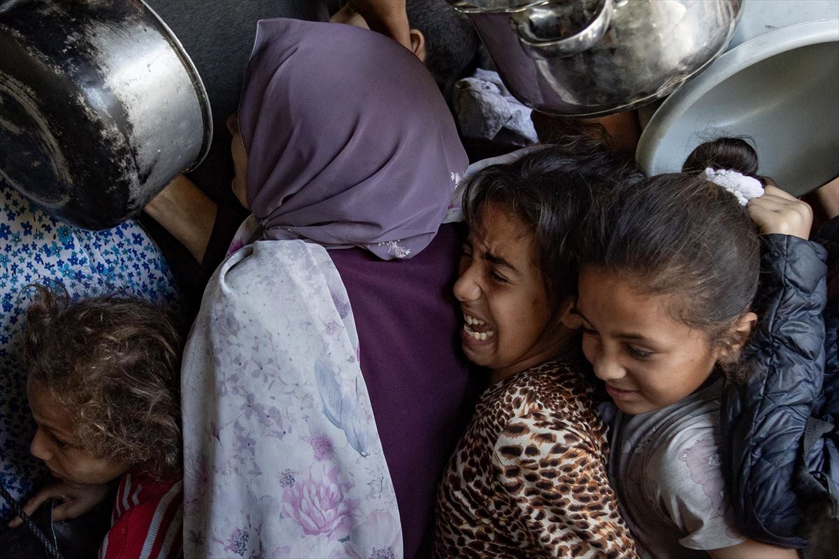 Rostros de desesperación y lucha por lograr algo de comida en las colas del hambre en Gaza. EFE