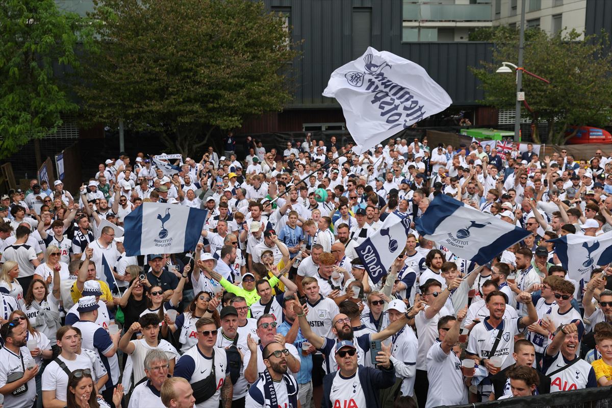 Tottenhameko zaleak, finala baino lehen. Argazkia: EFE