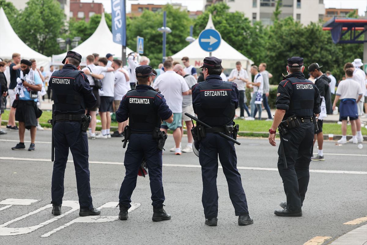 Agentes de la Ertzaintza en Bilbao. Foto: EFE