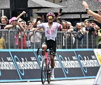 Richard Carapaz gana en Castelnovo ne' Monti, con Del Toro segundo, y sigue la lucha en el Giro de Italia  