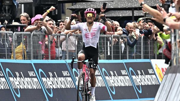 Richard Carapaz ha ganado en solitario, en Castelnovo ne' Monti. Foto: EFE.