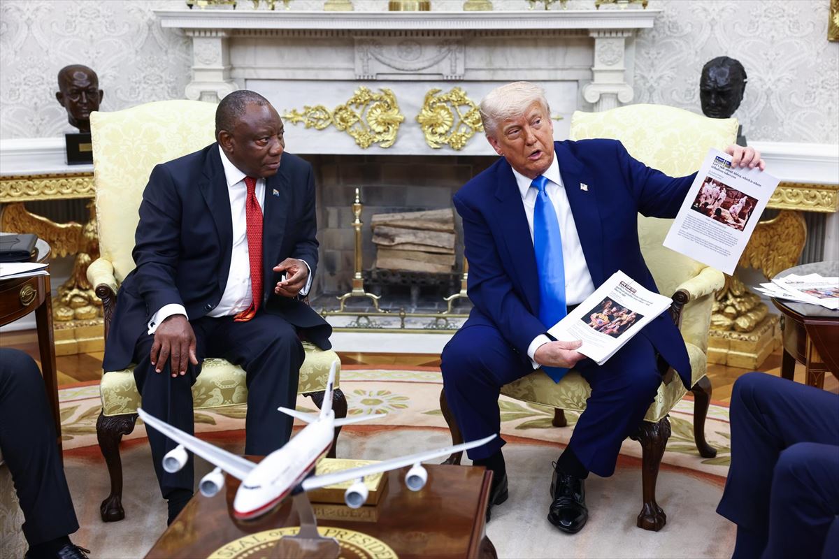 Trump prentsako artikuluak erakusten, eta Ramaphosa harrituta. Argazkia: EFE