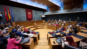 Administrazioan behin-behinekotasuna murrizteko premiazko neurriak onartu ditu Nafarroako Parlamentuak