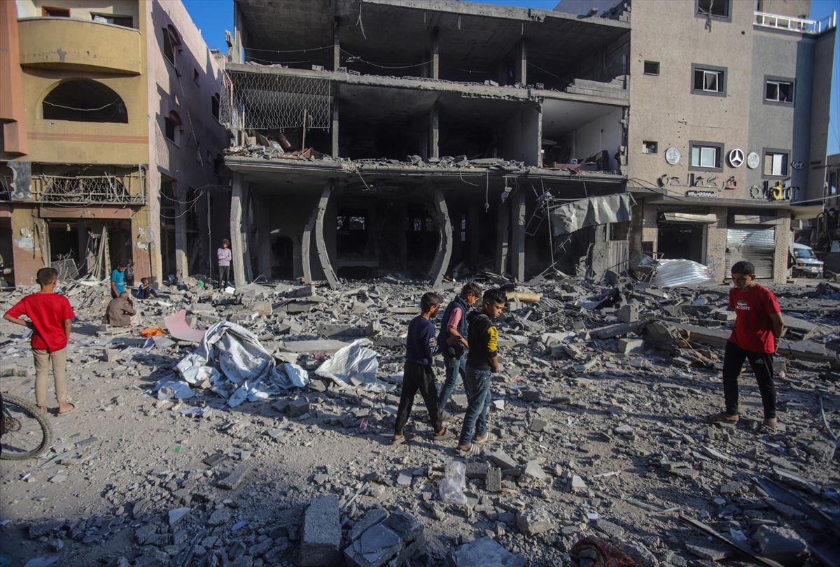 Un edificio destrozado por los bombardeos israelíes este jueves en Ciudad de Gaza. Foto: EFE