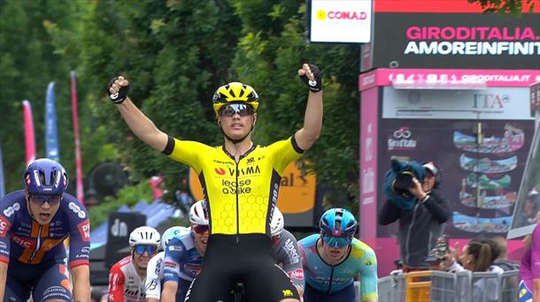 Kooij festeja, cruzada la línea de meta, su victoria. Foto: EITB Media.