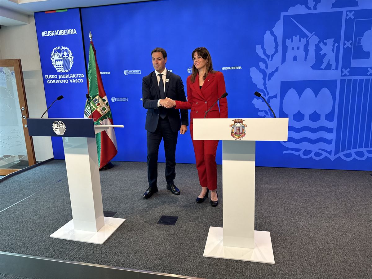 Comparecencia conjunta de Imanol Pradales y Maider Etxebarria. Foto: Aynutamiento de Vitoria-Gasteiz
