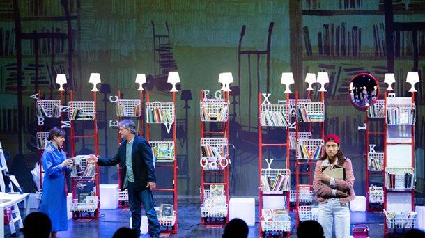 Tanttaka Teatroa representará 'Mundua pitzatuta dago baina hantxe gabiltza oinez'