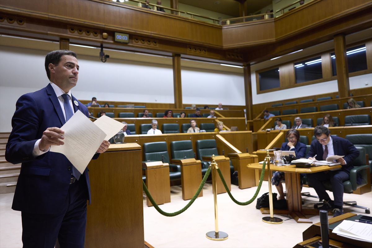 El lehendakari Imanol Pradales en el pleno de control del Parlamento Vasco 