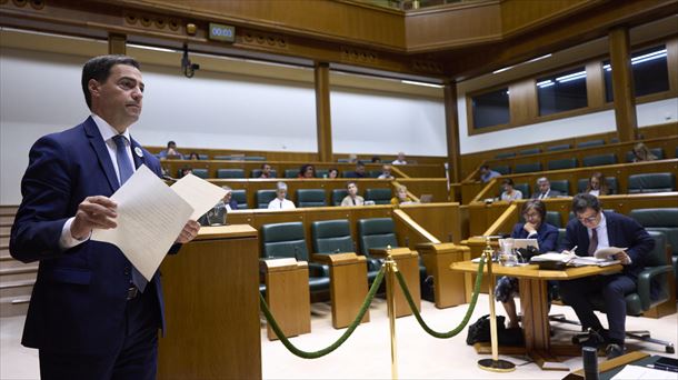 El lehendakari Imanol Pradales en el pleno de control del Parlamento Vasco 