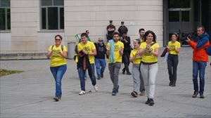 Los siete encausados, a la salida de los juzgados. Foto: Aroztegiko Elkartasun Komitea. 