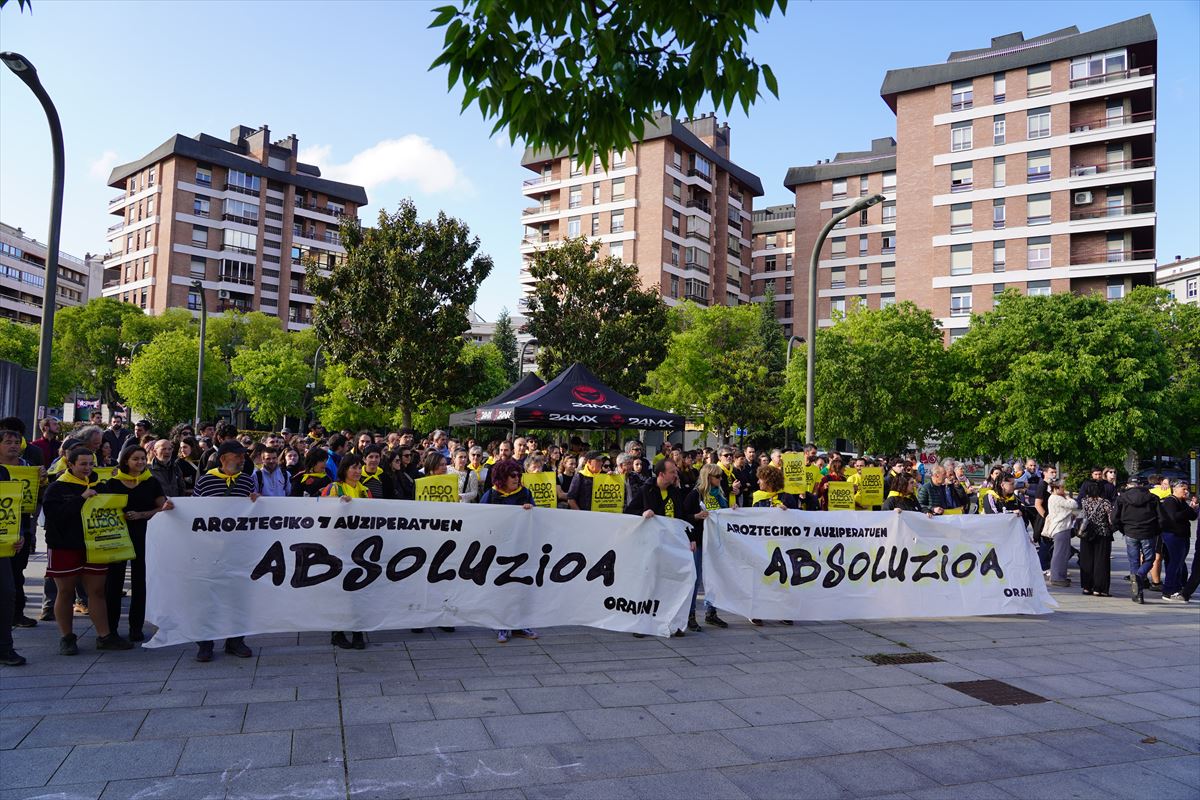 Dozenaka lagun izan dira epaitegi ataria, auzipetuei babesa adierazten. Argazkia: Aroztegiko Elkartasun Komitea. 