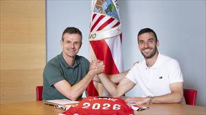 El jugador Iñigo Lekue junto al presidente Jon Uriarte. Foto: @AthleticClub