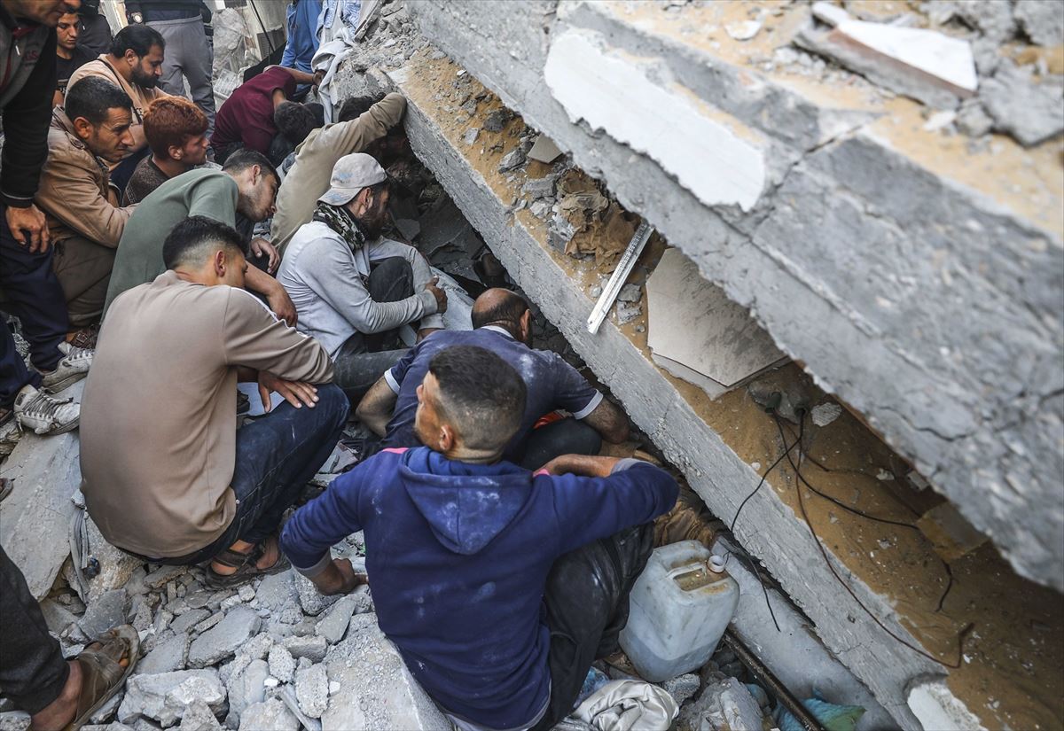 Gazatíes intentando encontrar supervivientes tras un ataque israelí. Foto: EuropaPress