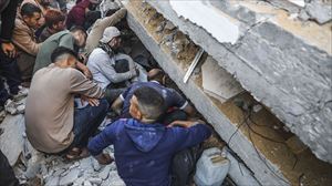 Gazatíes intentando encontrar supervivientes tras un ataque israelí. Foto: EuropaPress