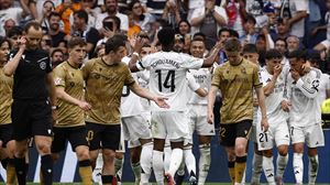Jugadores de la Real, después de uno de los goles de Mbappé. Foto: Efe.