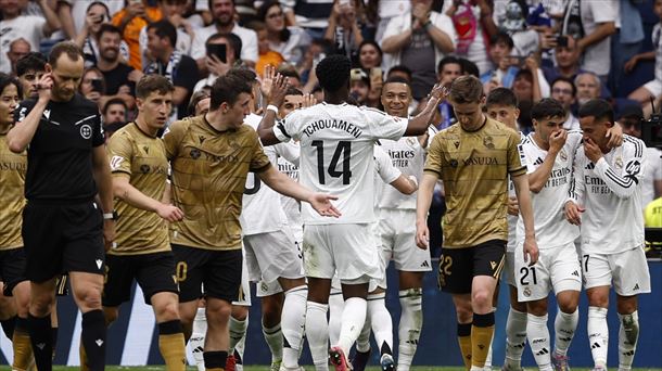 Jugadores de la Real, después de uno de los goles de Mbappé. Foto: Efe.
