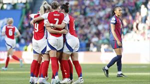 Las jugadoras del Arsenal celebran el gol de la victoria. EFE