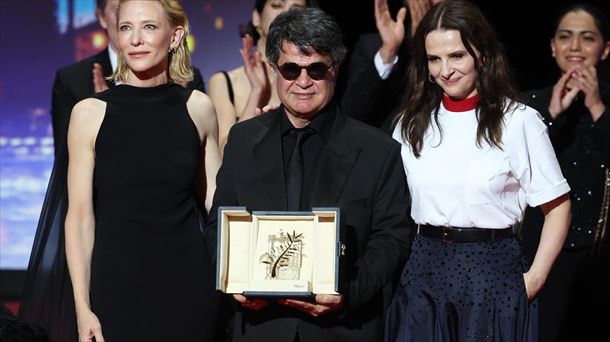 Jafar Panahi con el galardón. Foto: EFE