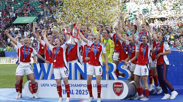 Las jugadoras del Arsenal levantan la Champions al cielo de Lisboa. EFE