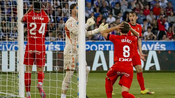 Jugadores de Osasuna lamentándose de una ocasión fallida. Foto: EFE