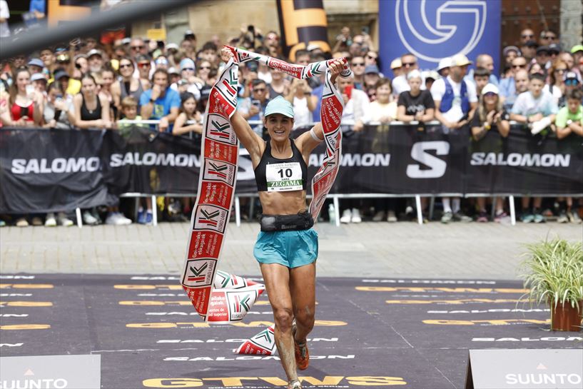 Sara Alonso, en la meta de Zegama. EFE