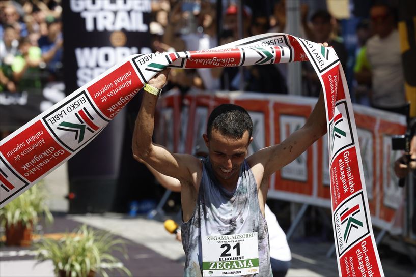 Elhousine Elazzaoui, en la meta de Zegama. EFE