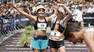Sara Alonso y Judith Wyder, en la meta de Zegama. EFE