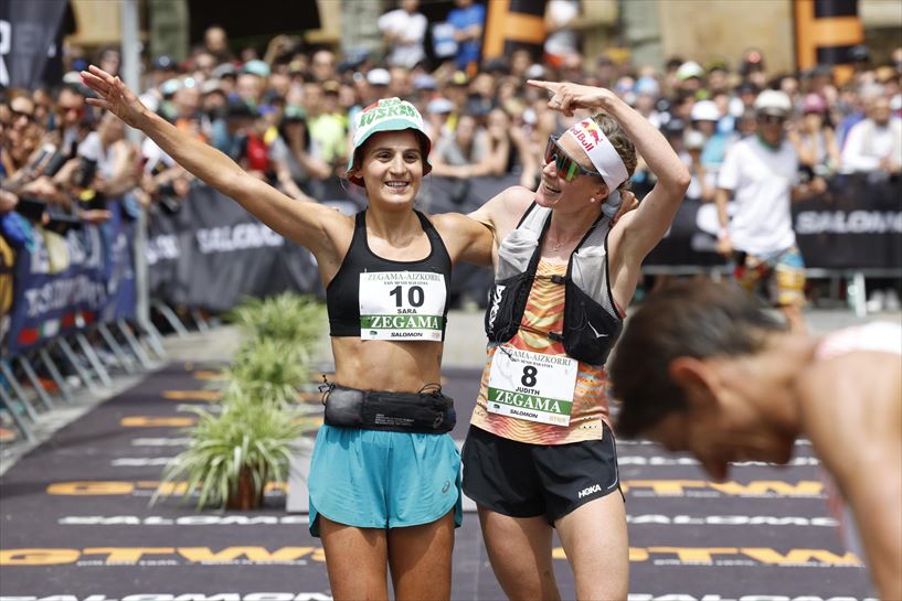 Sara Alonso y Judith Wyder, en la meta de Zegama. EFE