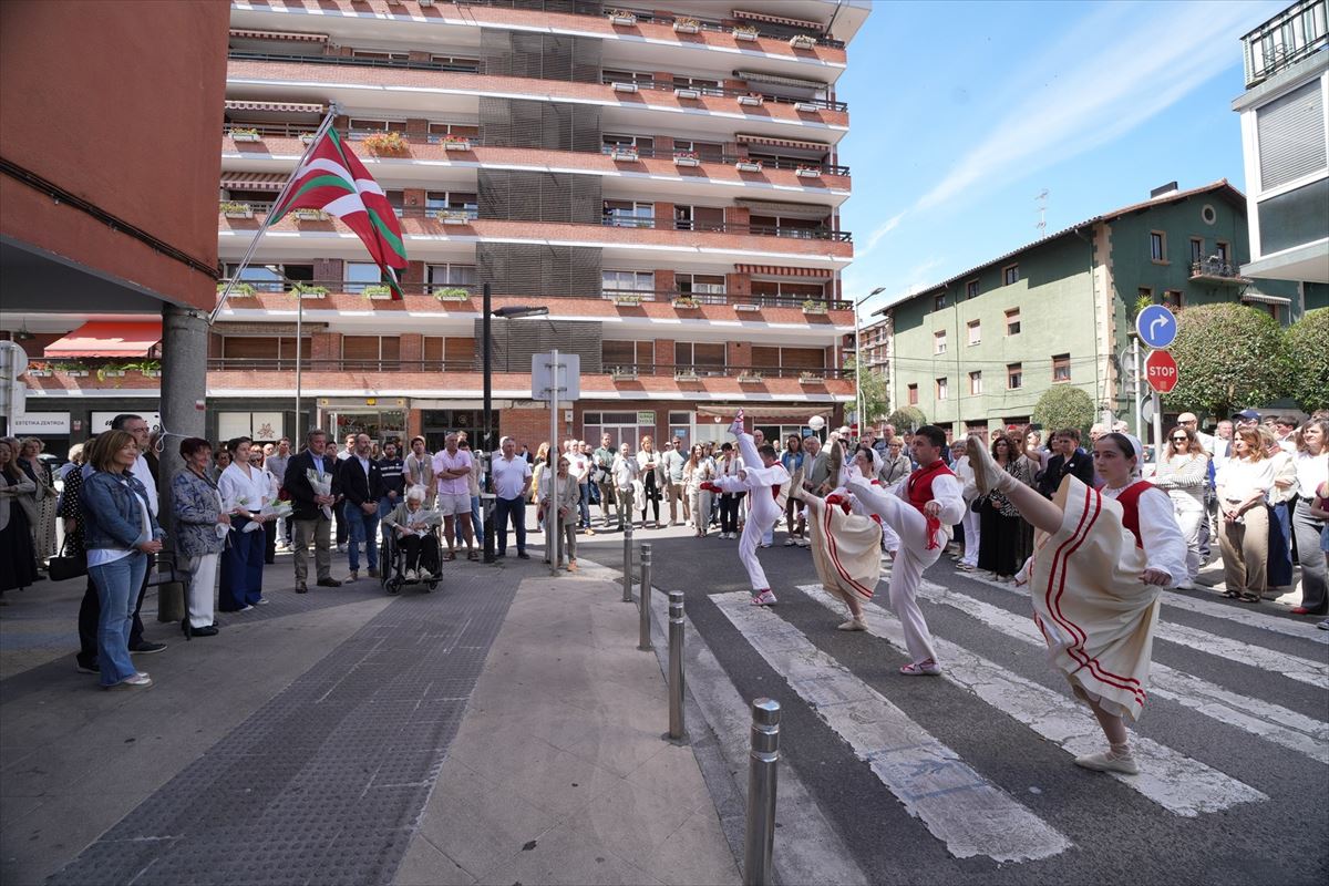 Dantzaris en el Batzoki de Azkoitia. Foto: EFE