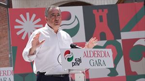 Esteban vuelve a defender el Gobierno PNV-PSE y critica a EH Bildu y PP por querer ''pescar en río revuelto''
