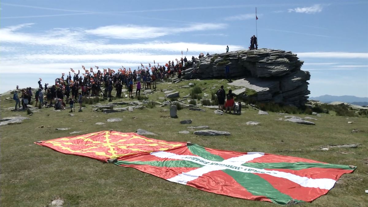 Gure Esku claims the right of self -determination of the Basque people at the top of Larhun 