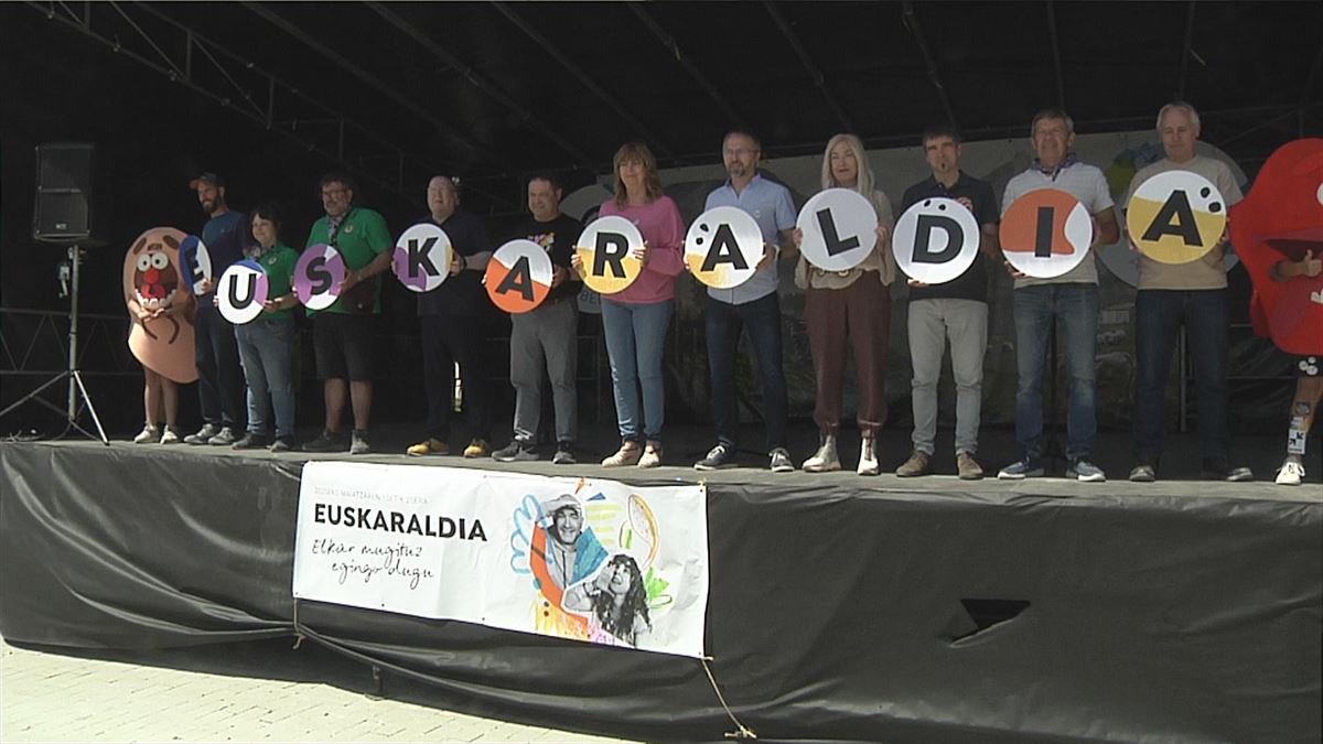 Euskaraldiaren amaiera ekitaldia Uharten. EITB Mediaren bideo batetik hartutako irudia.