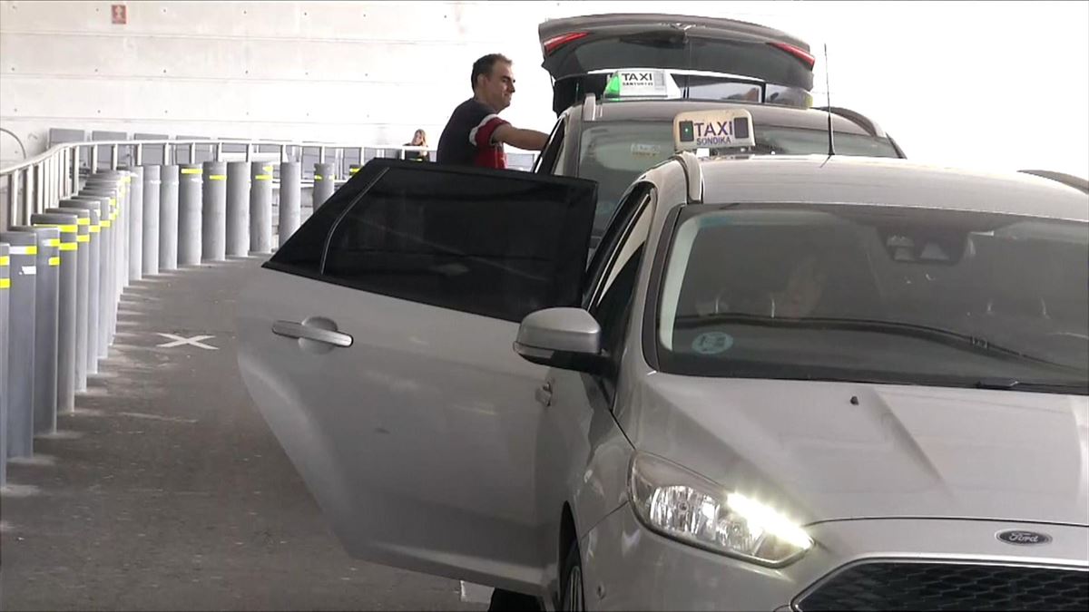 Taxiak Bilboko aireportuan