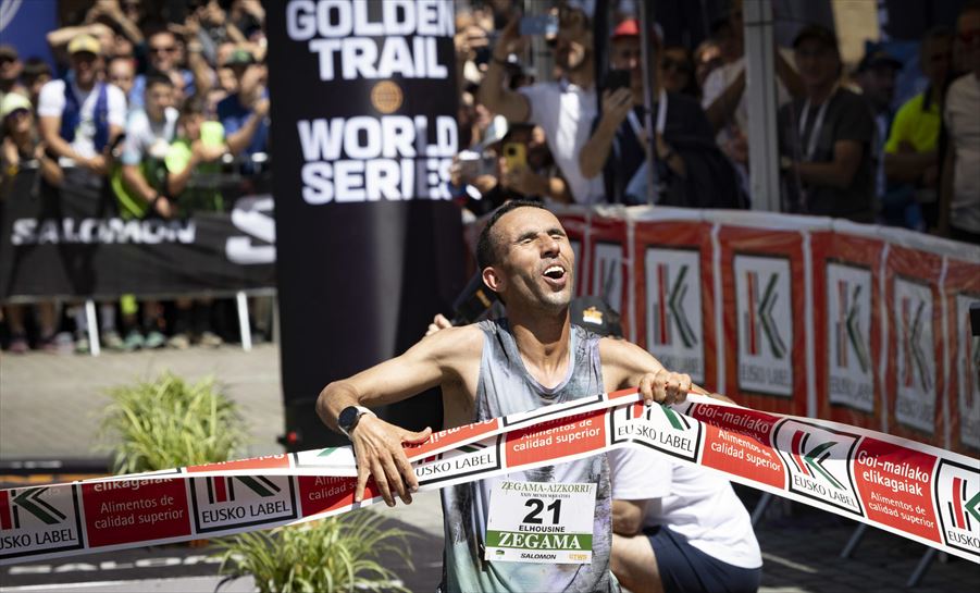 Elhousine Elazzaoui, en la meta de Zegama. EFE