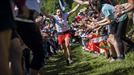 Un atleta recibe el apoyo del público durante una ascensión. EFE