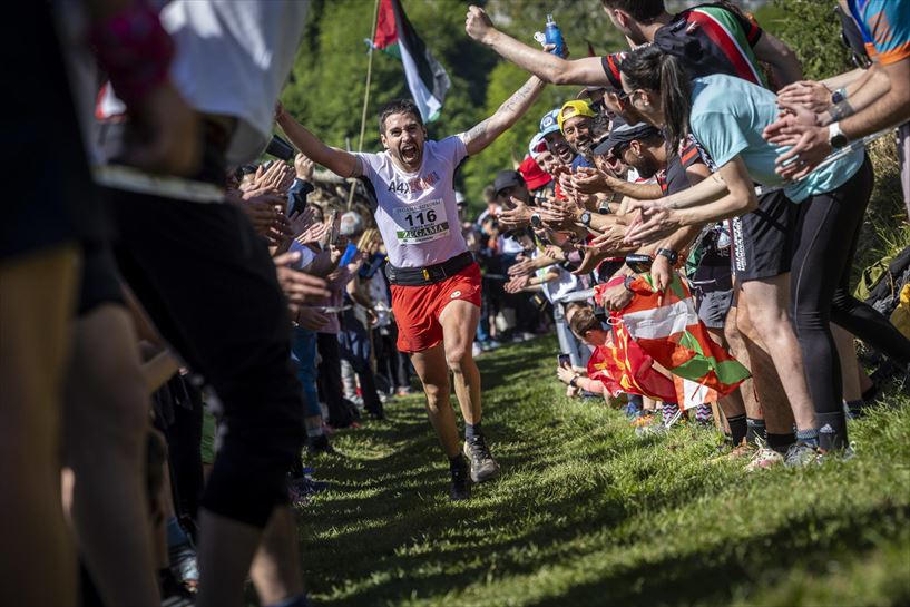 Un atleta recibe el apoyo del público durante una ascensión. EFE