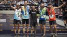 Los cinco primeros clasificados, posan juntos en la meta de Zegama. EFE