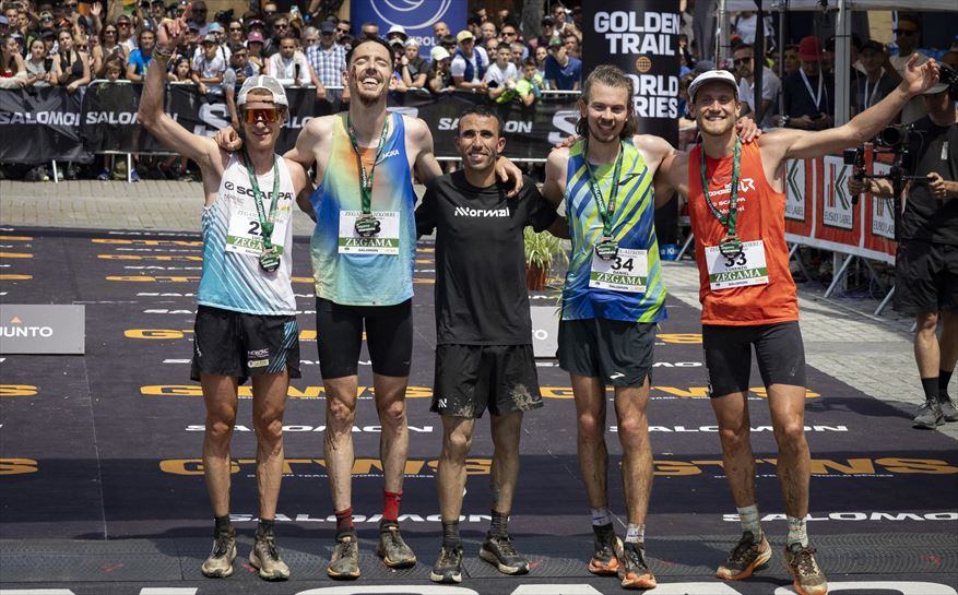 Los cinco primeros clasificados, posan juntos en la meta de Zegama. EFE