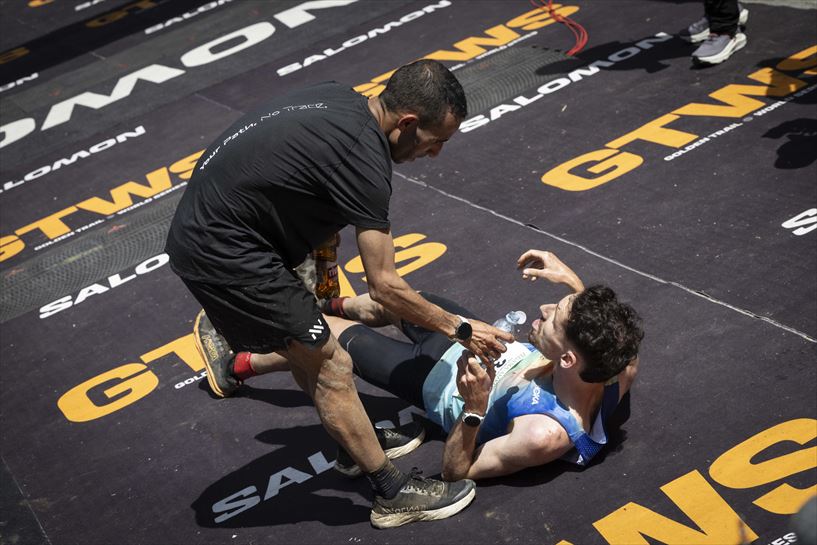 Elhousine Elazzaoui, ayuda en la meta a un exhausto Andreu Blanes. EFE