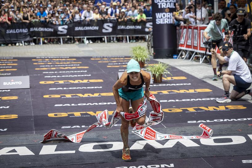 Sara Alonso, en la meta de Zegama. EFE