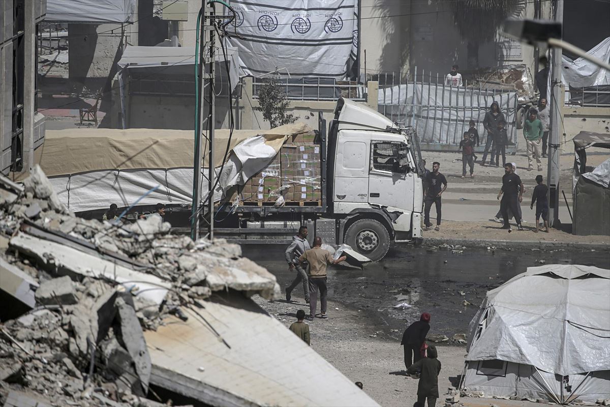 Un camión de ayuda humanitaria logra llegar hasta la ciudad de Gaza. EFE. 