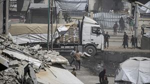 Un camión de ayuda humanitaria logra llegar hasta la ciudad de Gaza. EFE. 