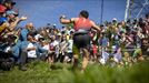 Un atleta recibe el apoyo del público durante una ascensión. EFE