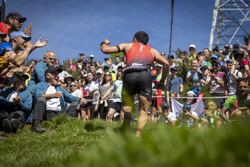 Un atleta recibe el apoyo del público durante una ascensión. EFE