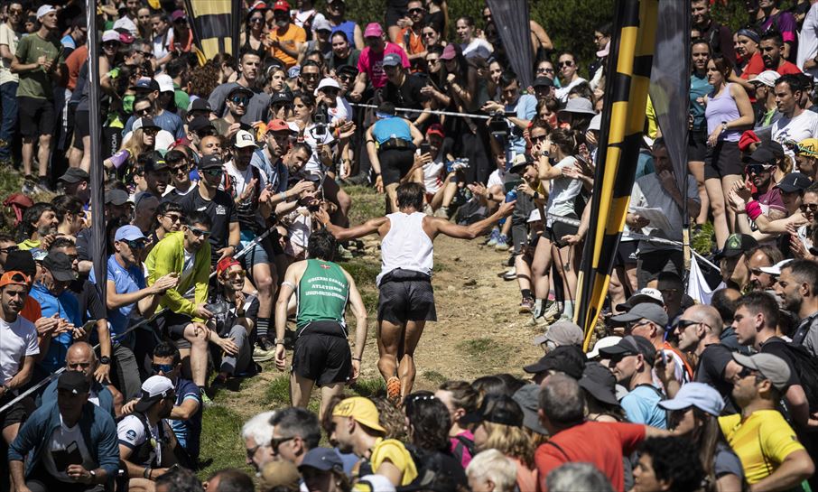 Varios atletas reciben el apoyo del público durante una ascensión. EFE