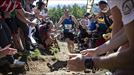 Un atleta recibe el apoyo del público durante una ascensión. EFE