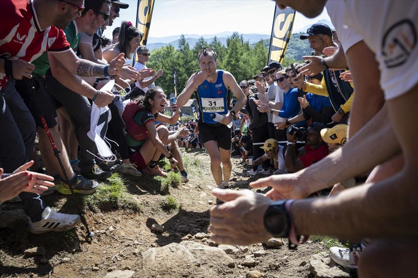 Un atleta recibe el apoyo del público durante una ascensión. EFE